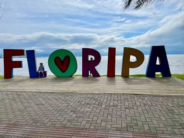 Letras gigantes de Floripa en la Beira-Mar Norte de Florianópolis
