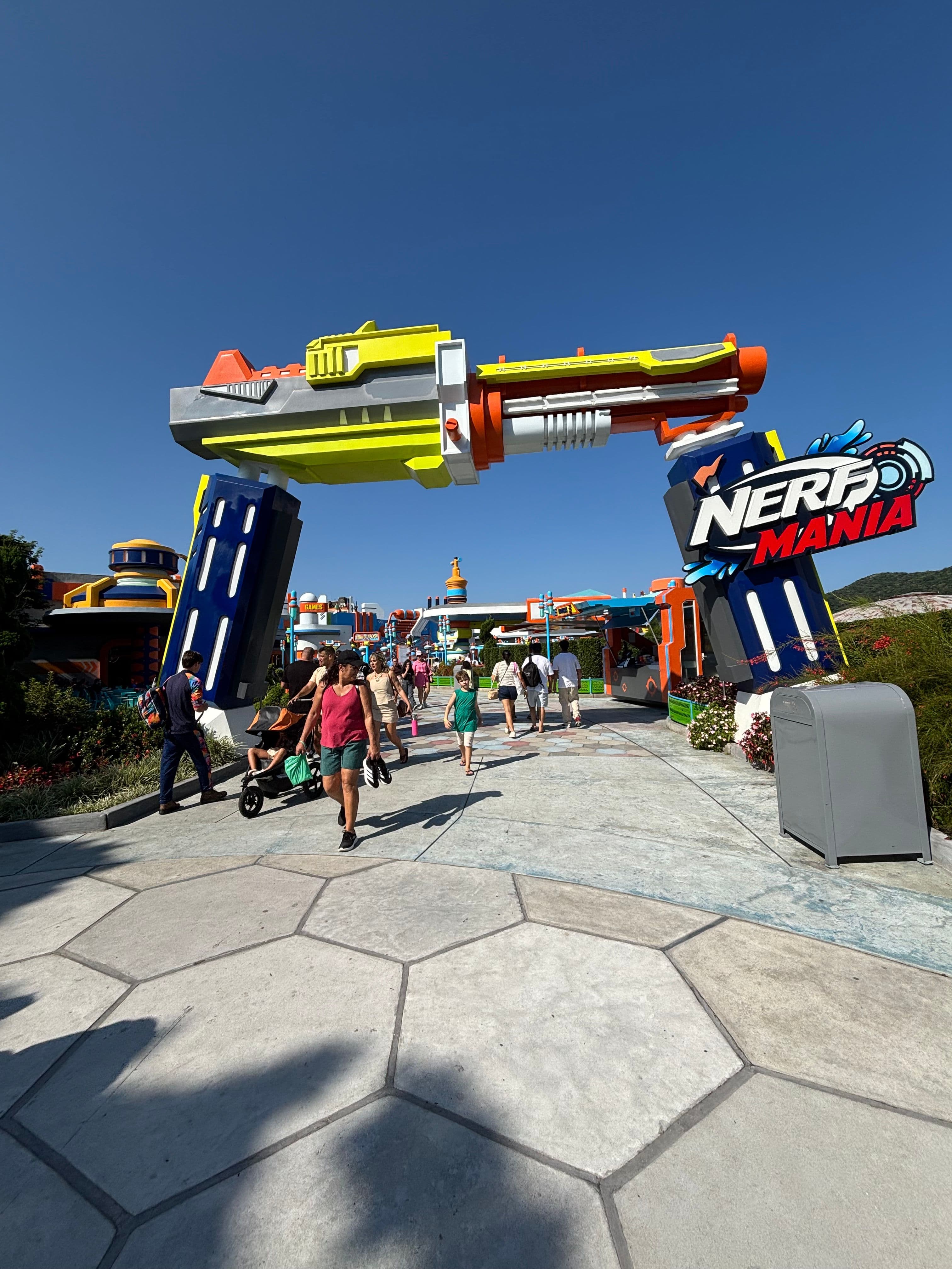 Pistola Nerf gigante en el parque de atracciones.